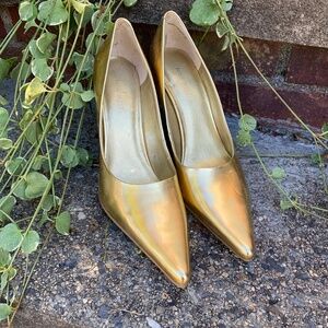Nine West gold leather pump